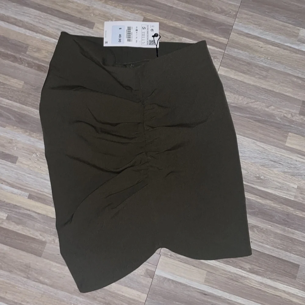 Zara olive green rushed on the sides skirt - Picture 2 of 5